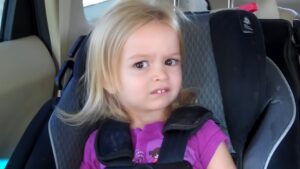 Aos 15 anos, veja como está hoje a menina que virou meme aos 2 após vídeo da mãe viralizar