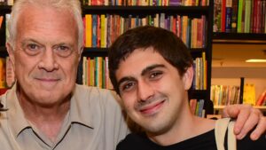 Aos 23 anos, filho discreto de Pedro Bial faz rara aparição com a namorada atriz