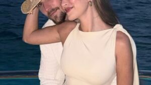 Aos 29 anos, esposa de cantor famoso doa R$ 103 mil para ajudar família de ator falecido