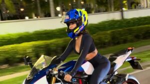 Aos 36 anos, ex-BBB surge pilotando moto luxuosa de R$ 139 mil