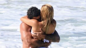 Aos 39 anos, ator surge em clima de romance com bailarina em dia de praia