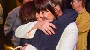 Aos 40 anos, atriz é prestigiada pela ex-namorada estilista em noite especial