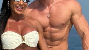 Aos 42 anos, ex-BBB faz viagem surpresa com seu novo namorado