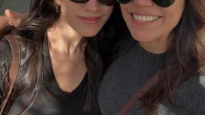 Aos 53 anos, apresentadora da Globo mostra a filha, de 20, e aparência impressiona