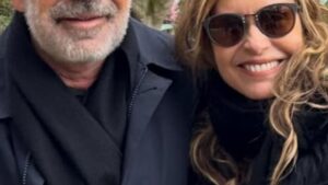 Aos 59 anos, atriz de ‘Êta Mundo Melhor!’ curte Paris com o namorado após fim da novela
