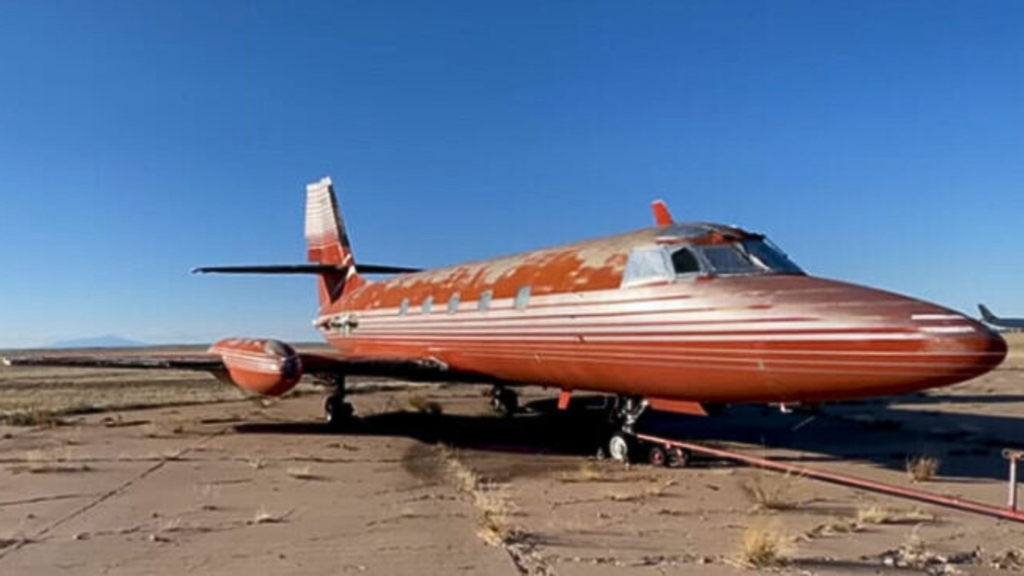Cantor teve avião abandonado no deserto por 40 anos que foi leiloado por R$ 1,3 milhão de reais
