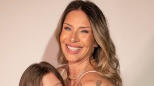 Ex-panicat, Lizi Benites chama atenção ao postar fotos com o marido e filhos: ‘Família linda’