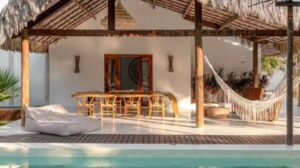 Aos 45 anos, apresentador investe fortuna em mansão de luxo beira-mar no Ceará