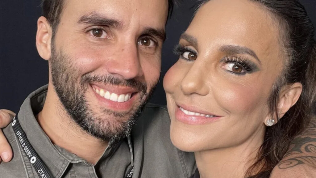 Ivete Sangalo é flagrada ao lado do ex-marido Daniel Cady e das filhas em passeio na Bahia