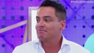 Namorado de Léo Dias invade programa da Band e rouba a cena com beijo no apresentador