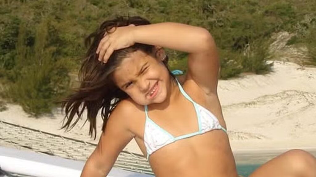 Quem é essa criança na foto? Ela é filha de famosos e hoje já tem 25 anos