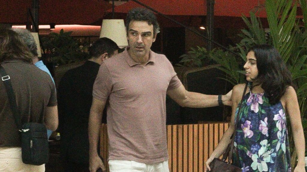 Tadeu Schmidt faz rara aparição com a filha