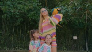 Virginia pega emprestado item de luxo de Maria Flor