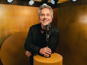 Alexandre Nero confessa ser tímido e faz homenagem emocionante a Silvio Santos no Troféu Imprensa