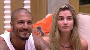 Aline Gotschalg do BBB 15 revela que mudança na voz é sequela de câncer de tireoide aos 35 anos