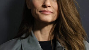 Amanda Peet desabafa após diagnóstico de câncer: ‘Vida sob holofotes é ridícula’