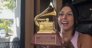 Ana Castela finalmente mostra troféu do Grammy Latino que demorou quase 2 anos