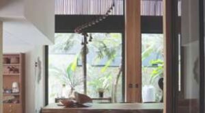 Ana Castela exibe mansão de 600 m² com telão de LED na piscina e mesa 3 em 1: conheça a conexão com sua infância