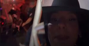 Ana Castela leva tombo antes de entrar no palco e descontra: ‘Eu caí, gente!’