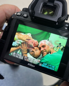 Filha de Gerson Brenner dá à luz menos de um mês após morte do ator