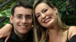 Andressa Urach vibra com entrada do filho em novo reality show