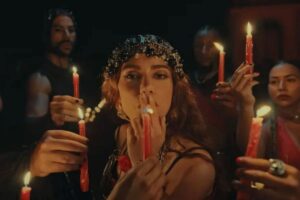 Anitta esclarece: ‘Não fumo, quem fuma é a Pomba Gira!’