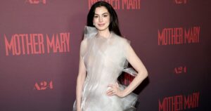 Anne Hathaway choca red carpet com vestido transparente ousadíssimo