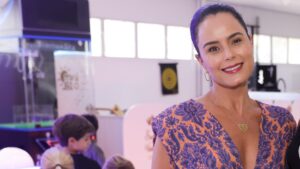 Aos 15 anos, filha de Luciele Di Camargo rouba a cena em rara aparição pública com a mãe