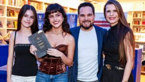 Aos 16 anos, filha de Luciano Camargo realiza noite de autógrafos de seu primeiro livro