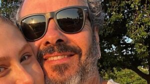 Aos 18 anos, filha de Marcos Palmeira rouba a cena em foto na praia