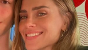 Aos 18 anos, filho caçula de Carolina Dieckmmann surge em fotos raras com a atriz: ‘Tá tão lindo’