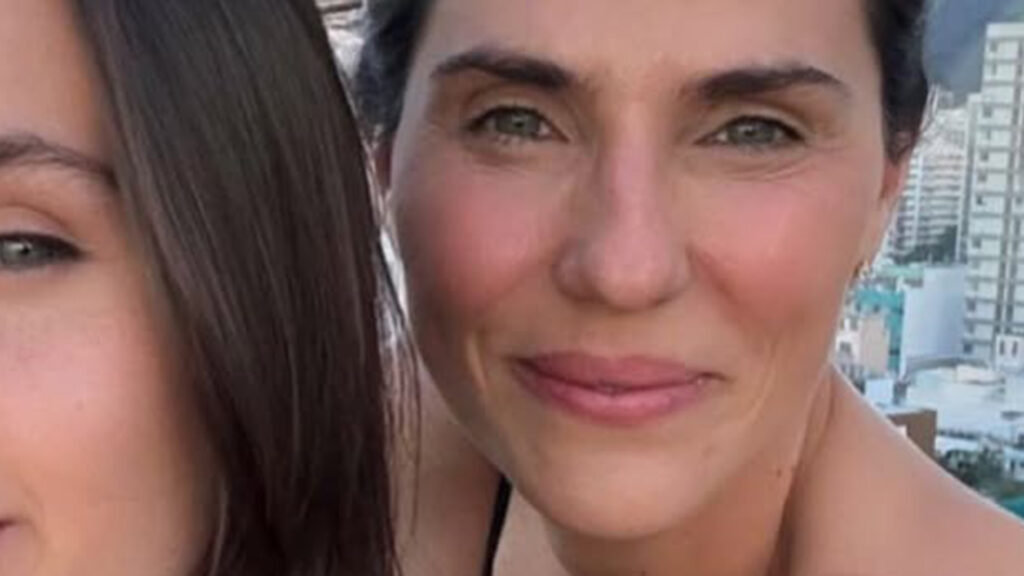 Aos 21 anos, filha de Rafaela Mandelli mostra que é a cara da mãe em nova foto