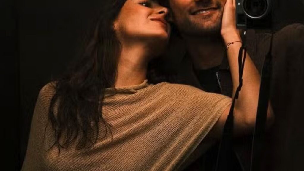 Aos 26 anos, filho de Adriana Esteves e Marco Ricca surge em fotos raras com a namorada