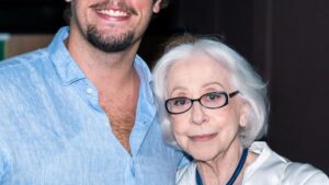 Aos 26 anos, neto de Fernanda Montenegro impressiona em rara aparição com a avó
