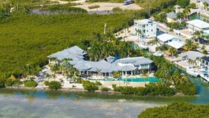 Aos 28 anos, atriz polêmica recupera casa da bisavó e investe em fortaleza de R$ 70 milhões