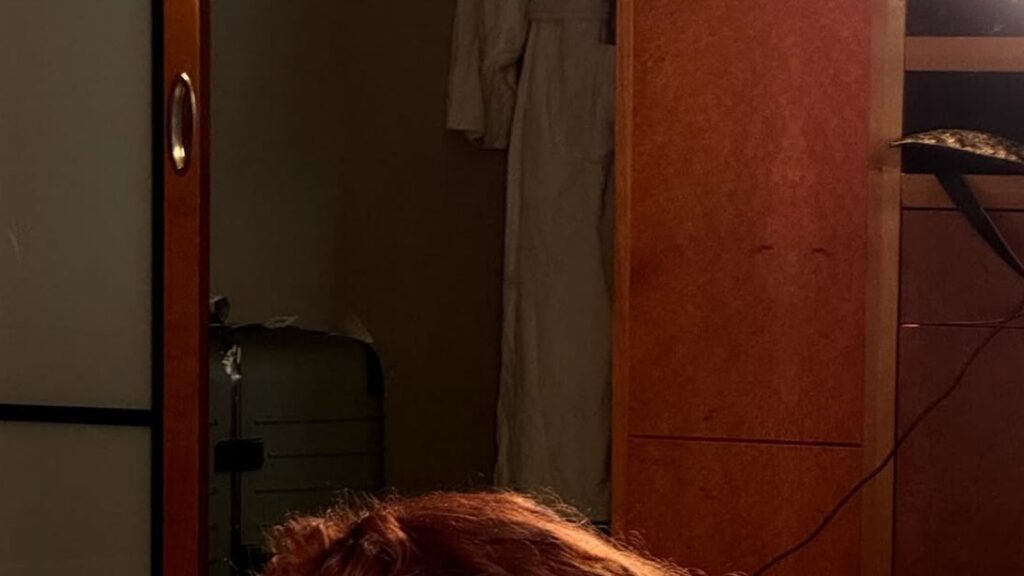 Aos 28 anos, cantora com fortuna de 4 milhões abre mão do luxo e aluga apartamento de um quarto