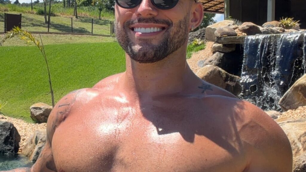 Aos 31 anos, ex-BBB chama atenção ao postar foto em seu sítio com praia artificial