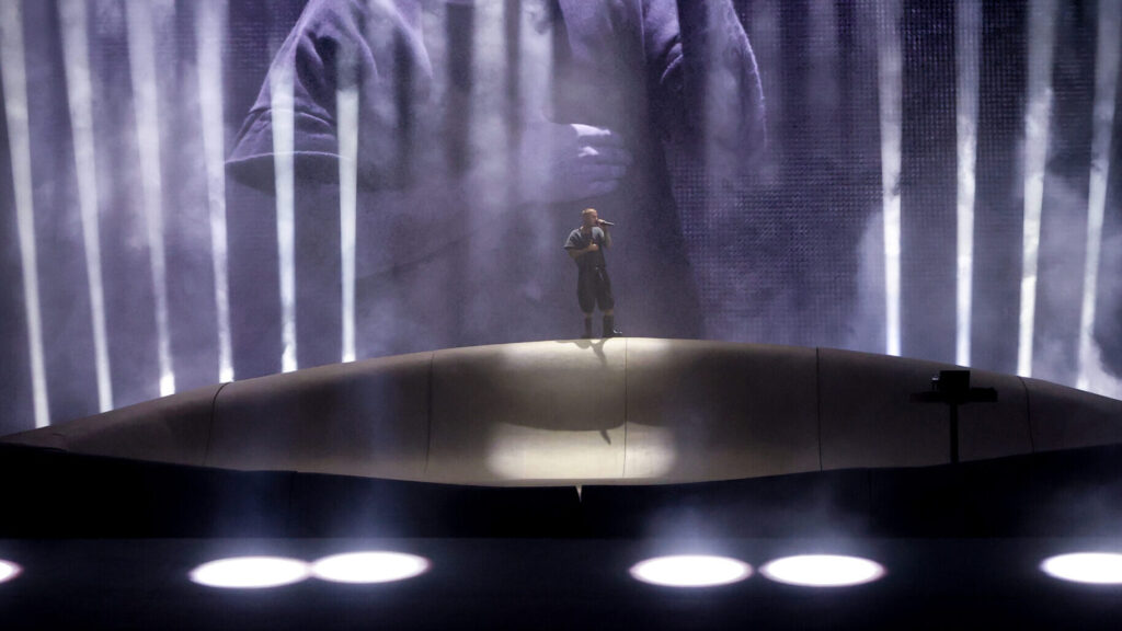 Aos 32 anos, cantor recebe cachê histórico de R$ 53 milhões e divide opiniões após show