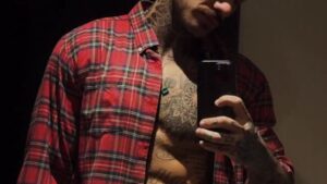 Aos 35 anos, cantor sertanejo teve nude vazado, término relâmpago e ‘fama de gay’