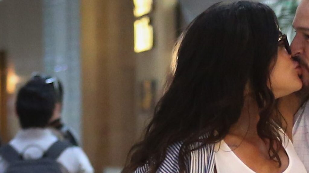 Aos 38 anos, atriz é flagrada aos beijos com o novo namorado em aeroporto