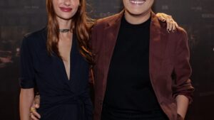 Aos 39 anos, cantora discreta faz rara aparição em público com a esposa, que é artista