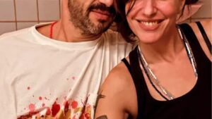 Aos 45 anos, ex-ator da Globo exibe foto rara com a namorada discreta