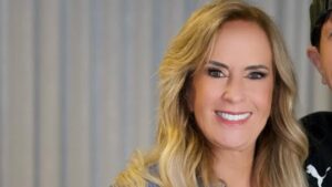 Aos 45 anos, filho caçula de Helô Pinheiro rouba a cena em foto rara: ‘Mais alto que eu’