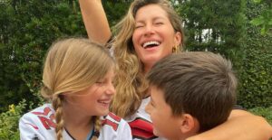 Aos 45 anos, Gisele Bündchen reflete sobre adolescência de seus filhos