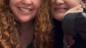 Aos 48 anos, atriz revela como conheceu a esposa, que também é atriz