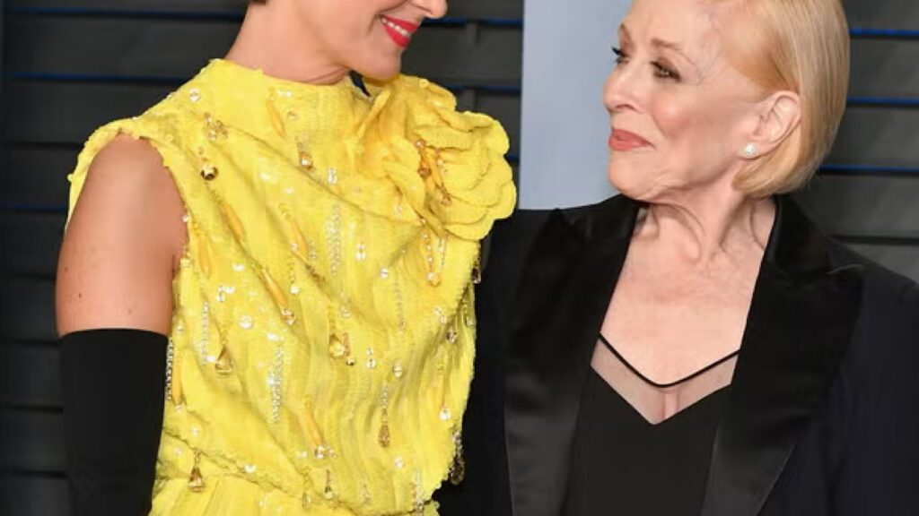 Aos 51 anos, atriz vive relacionamento de longa data com famosa veterana que tem 83 anos