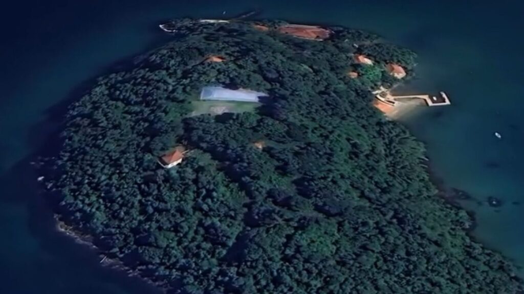 Aos 54 anos, cantor acumula fortuna milionária, ilha em Angra dos Reis e viveu divórcio com artista sírio-sueco