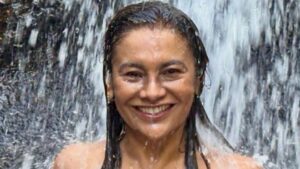 Aos 56 anos, Dira Paes esbanja beleza em fotos na cachoeira: ‘Sou de todas as águas’