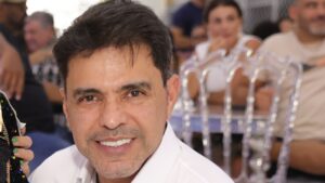 Aos 63 anos, Zezé Di Camargo faz aparição com a esposa, filhas e netos em festa especial