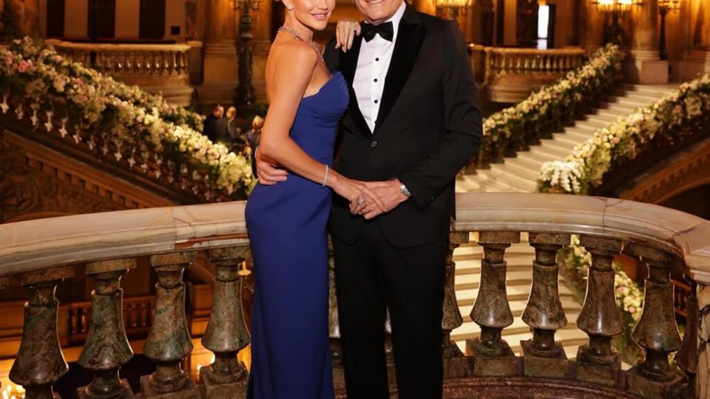 Aos 70 anos, empresário bilionário chama atenção ao surgir com esposa em evento luxuoso: ‘Lindos’